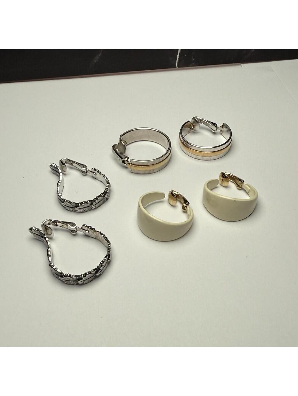 2 Avon 1 Trifari Hoop Clip On Signed Clip-on Vintage - Modern